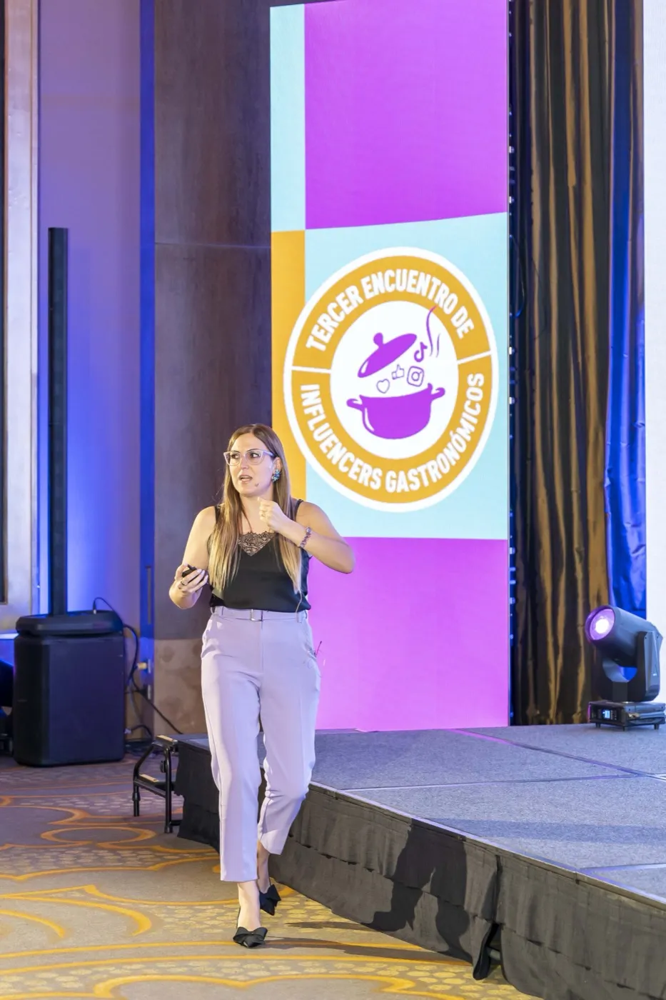 Romina Fuentes en el escenario del evento Wetup
