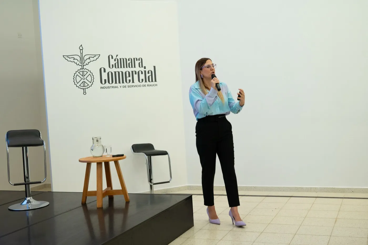 Romina Fuentes en el escenario explicando el skip rate ante el público