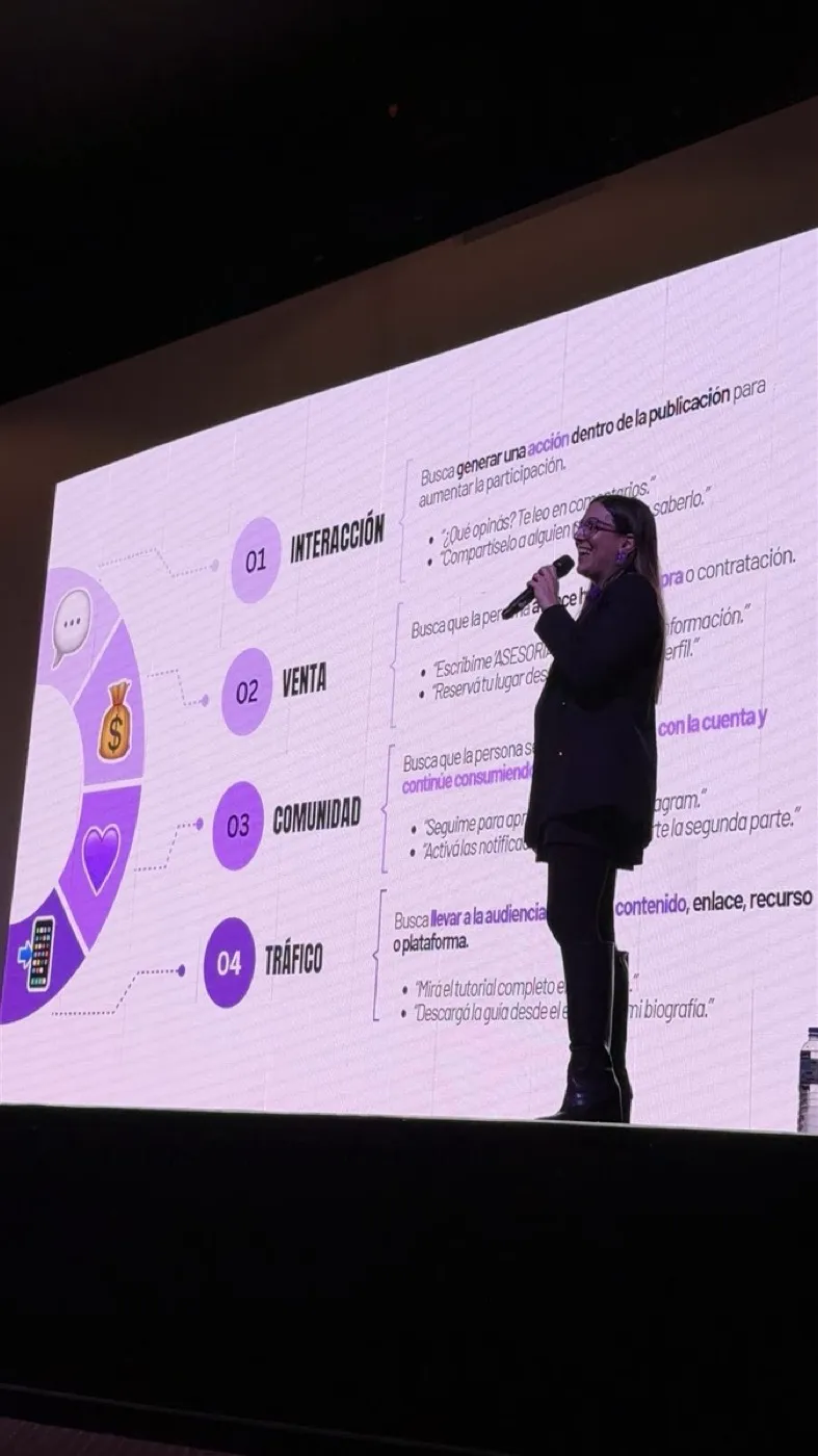 Romina Fuentes gesticulando durante una charla sobre reels