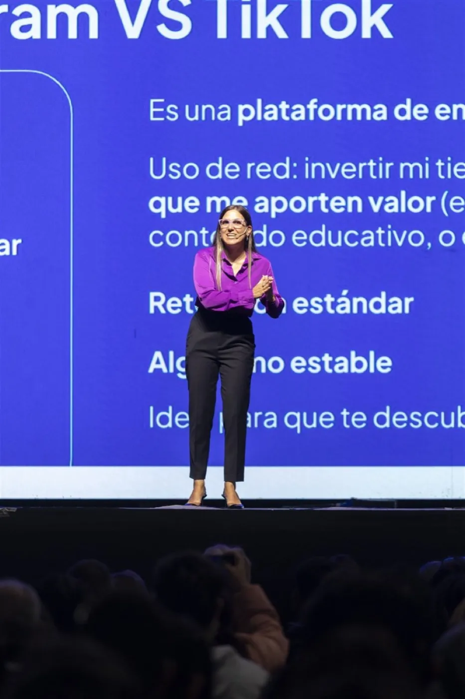 Romina Fuentes presentando una diapositiva sobre tipos de call to action