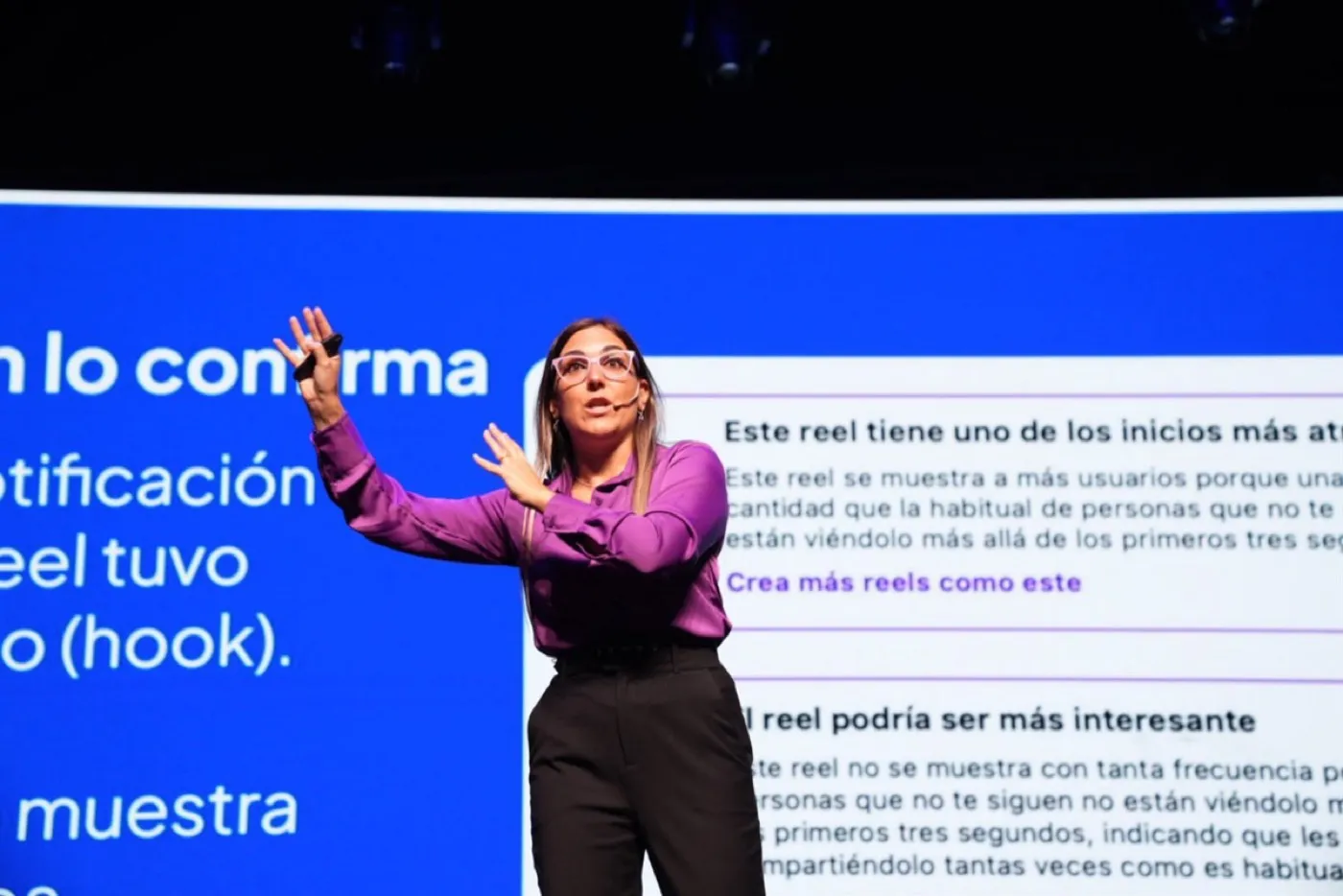 Romina Fuentes explicando la tasa de salto frente a un gráfico