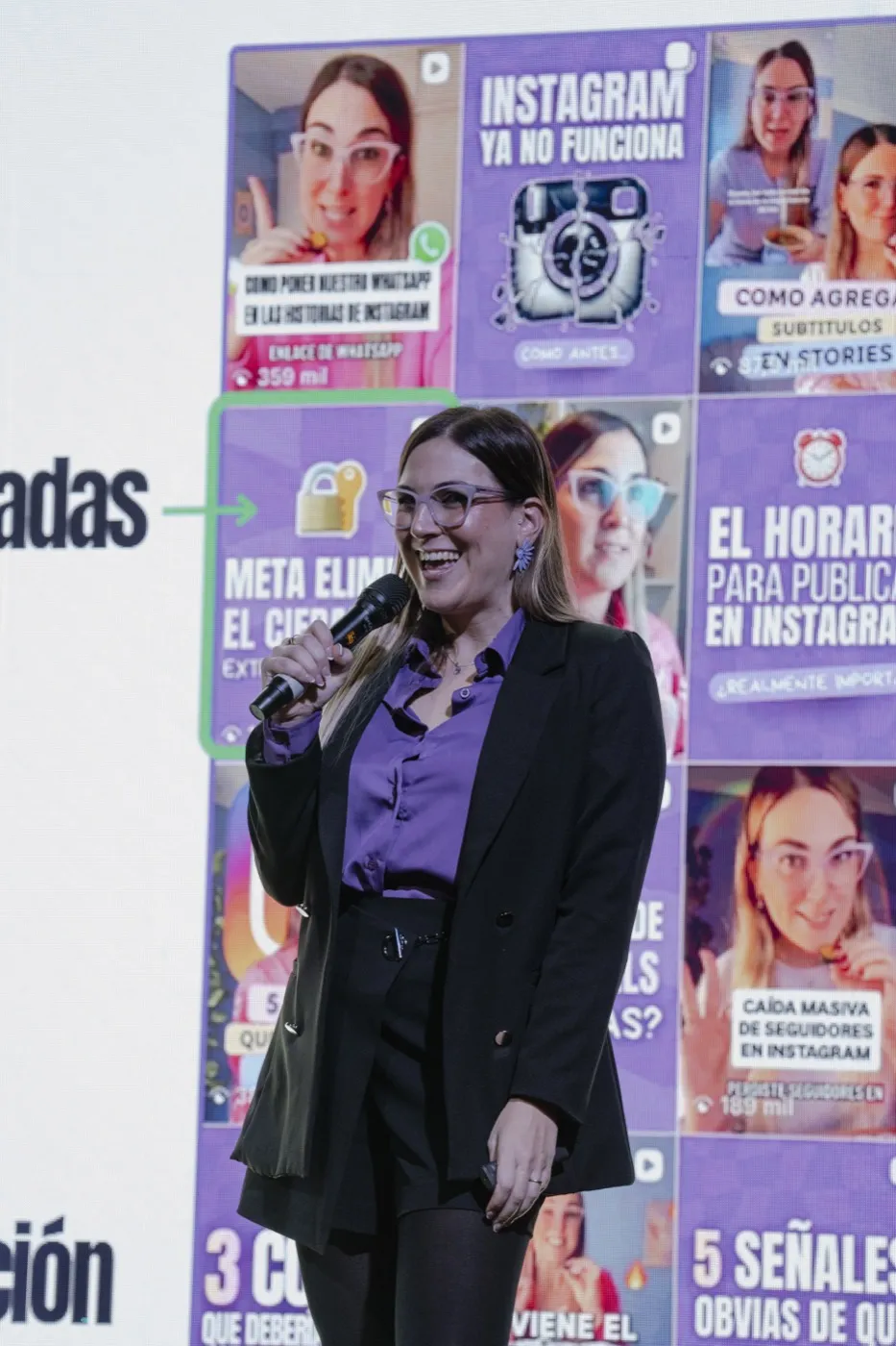 Romina Fuentes en el escenario frente a un auditorio completo